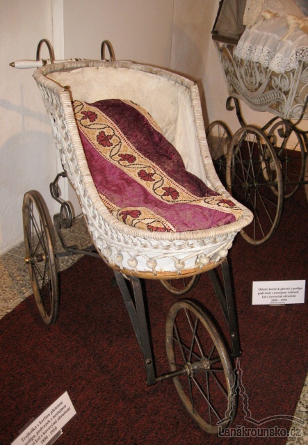 11 trojkolka s korbou pletenou z pedigu a kola s kovovymi obrucemi 1890 az 1910.jpg